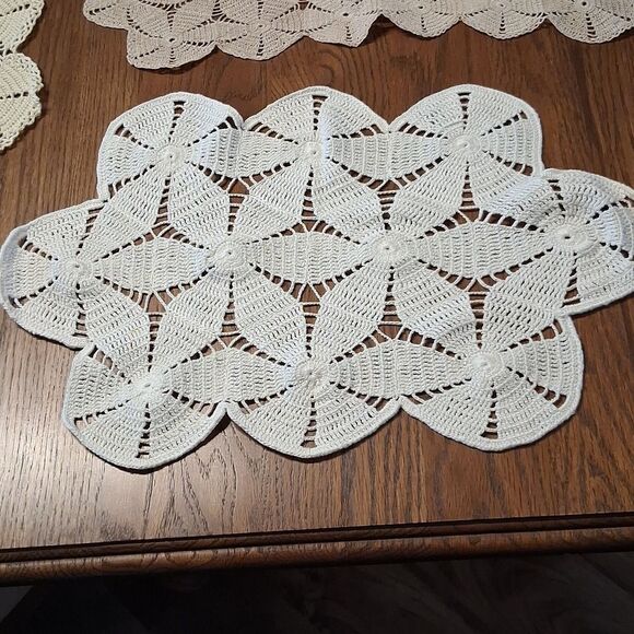 Set of 4 Elegant Crochet flower pattern Lace Doilies Set, cream. tan. & white. - Picture 4 of 5